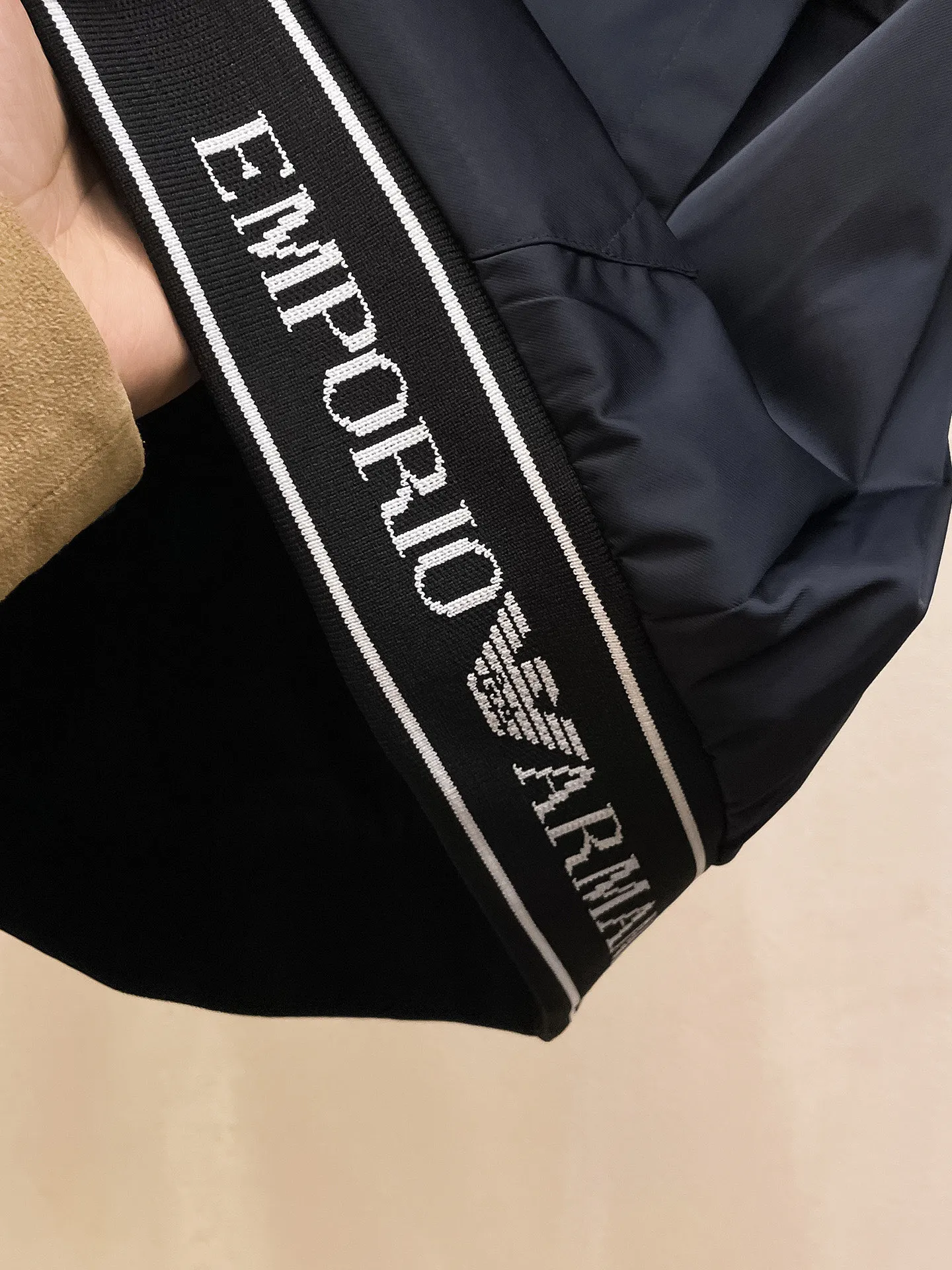 Armani official website Same Style, complete with three labels, on sale in advance. 2026 Autumn and Winter New Arrival men's jacket, Original with complete three labels, Premium version. Custom-made fabrics at the counter. Breathable, high comfort, impeccable details, brand element design concept, reflecting high quality. It feels delicate and soft, presents a casual cut, and has a great upper body shape. Sizes: M～3XL,